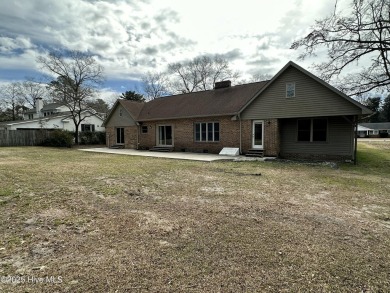 Welcome to 3610 Wedgwood Drive, centrally located in the highly on New Bern Golf and Country Club in North Carolina - for sale on GolfHomes.com, golf home, golf lot