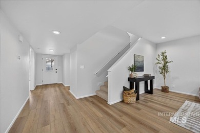 Fresh updates, geothermal community pool, & an amazing location on Warm Springs Golf Club in Idaho - for sale on GolfHomes.com, golf home, golf lot