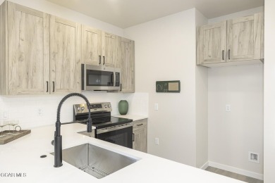 This great 2-bedroom 1.5 bath townhome is everything you need in on Headwaters Golf Course At Granby Ranch in Colorado - for sale on GolfHomes.com, golf home, golf lot