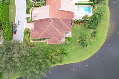 Fabulous end unit updated in 2018 with new baths, kitchen on Frenchmans Creek Country Club in Florida - for sale on GolfHomes.com, golf home, golf lot