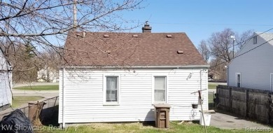 Great Starter Home or Attention Investors, Immediate Potential on The Links At Crystal Lake in Michigan - for sale on GolfHomes.com, golf home, golf lot