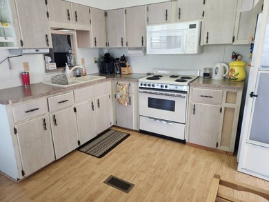 Well maintained FURNISHED oasis just for you! This 2/2 is move on Grasslands Golf and Country Club in Florida - for sale on GolfHomes.com, golf home, golf lot