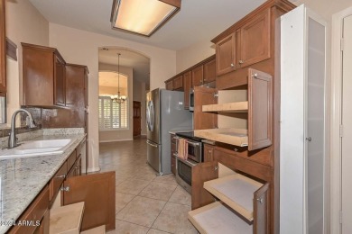 Light& bright! 2 bedrooms,2 baths,end unit casita. Diagonal tile on Westbrook Village / Vista Golf Course in Arizona - for sale on GolfHomes.com, golf home, golf lot