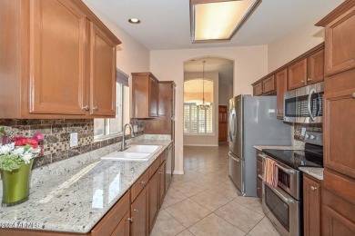 Light& bright! 2 bedrooms,2 baths,end unit casita. Diagonal tile on Westbrook Village / Vista Golf Course in Arizona - for sale on GolfHomes.com, golf home, golf lot