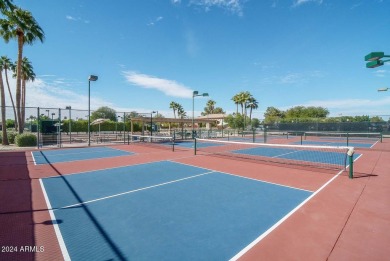 Light& bright! 2 bedrooms,2 baths,end unit casita. Diagonal tile on Westbrook Village / Vista Golf Course in Arizona - for sale on GolfHomes.com, golf home, golf lot