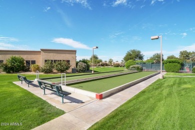 Light& bright! 2 bedrooms,2 baths,end unit casita. Diagonal tile on Westbrook Village / Vista Golf Course in Arizona - for sale on GolfHomes.com, golf home, golf lot