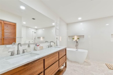 Bright and Spacious 2 Bed +Den/2.5 Bath Townhouse in beautiful on  in Florida - for sale on GolfHomes.com, golf home, golf lot