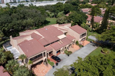 Bright and Spacious 2 Bed +Den/2.5 Bath Townhouse in beautiful on  in Florida - for sale on GolfHomes.com, golf home, golf lot