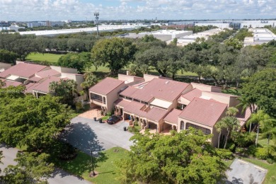Bright and Spacious 2 Bed +Den/2.5 Bath Townhouse in beautiful on  in Florida - for sale on GolfHomes.com, golf home, golf lot