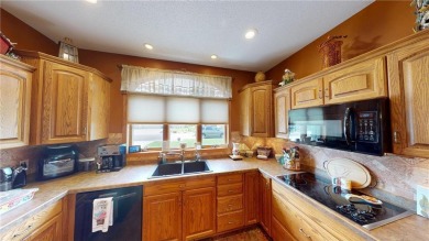 This two bed/two bath home has no steps anywhere, is close to on Green Lea Golf Course in Minnesota - for sale on GolfHomes.com, golf home, golf lot