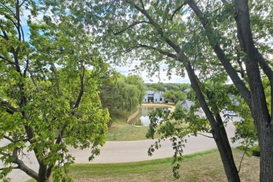 Great price on this well-maintained 1 bedroom 1 bath third floor on Heather Ridge Golf Club in Illinois - for sale on GolfHomes.com, golf home, golf lot