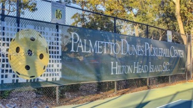 This beautifully updated Fazio Villa offers 3 bedrooms and 3 on Palmetto Dunes Golf Course and Resort in South Carolina - for sale on GolfHomes.com, golf home, golf lot