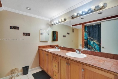 Welcome to your ideal 2 BD | 2.5 BA townhome in the heart of on Inverrary Country Club in Florida - for sale on GolfHomes.com, golf home, golf lot