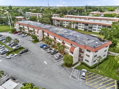Investor / Handyman Special! Fantastic opportunity in Hollybrook on Hollybrook Golf and Tennis Club  in Florida - for sale on GolfHomes.com, golf home, golf lot
