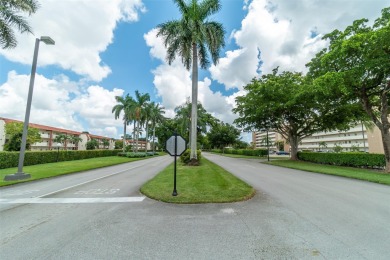 Investor / Handyman Special! Fantastic opportunity in Hollybrook on Hollybrook Golf and Tennis Club  in Florida - for sale on GolfHomes.com, golf home, golf lot