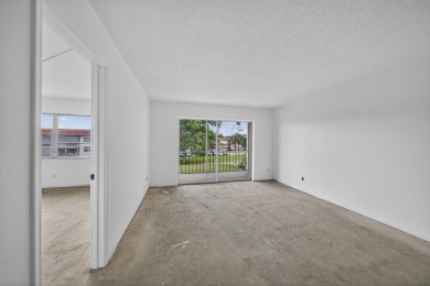Investor / Handyman Special! Fantastic opportunity in Hollybrook on Hollybrook Golf and Tennis Club  in Florida - for sale on GolfHomes.com, golf home, golf lot