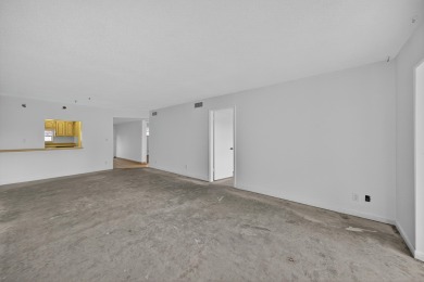 Investor / Handyman Special! Fantastic opportunity in Hollybrook on Hollybrook Golf and Tennis Club  in Florida - for sale on GolfHomes.com, golf home, golf lot
