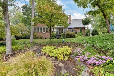 Fabulous in every way! This home offers gracious living with a on Fords Colony Country Club in Virginia - for sale on GolfHomes.com, golf home, golf lot