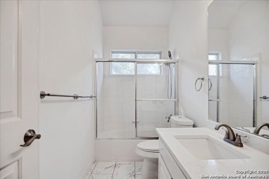 Welcome to 21 Greens Cliff! This pristine single-story home in a on Silverhorn Golf Club in Texas - for sale on GolfHomes.com, golf home, golf lot