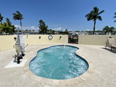 This home is move-in ready waiting for your personal updates. It on Royal Wood Golf and Country Club in Florida - for sale on GolfHomes.com, golf home, golf lot