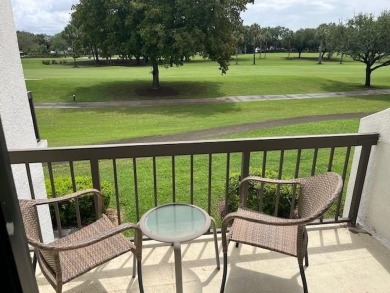 Beautiful 2 bedroom , 2.5 bath upper level townhouse with on  in Florida - for sale on GolfHomes.com, golf home, golf lot