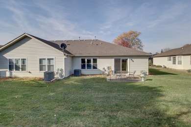 Comfortable, sought after END UNIT in Carillon! The spacious on The Links at Carillon in Illinois - for sale on GolfHomes.com, golf home, golf lot