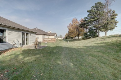 Comfortable, sought after END UNIT in Carillon! The spacious on The Links at Carillon in Illinois - for sale on GolfHomes.com, golf home, golf lot