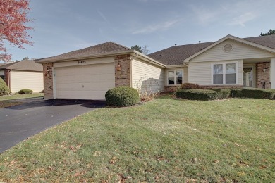 Comfortable, sought after END UNIT in Carillon! The spacious on The Links at Carillon in Illinois - for sale on GolfHomes.com, golf home, golf lot