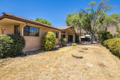 This home is move in ready with BRAND NEW carpet, paint on Bloomington Country Club in Utah - for sale on GolfHomes.com, golf home, golf lot