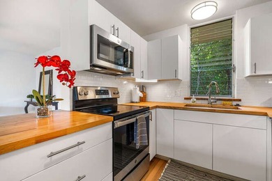 This Keauhou Akahi 2nd floor upgraded unit has beautiful views on Kona Country Club Golf Course in Hawaii - for sale on GolfHomes.com, golf home, golf lot