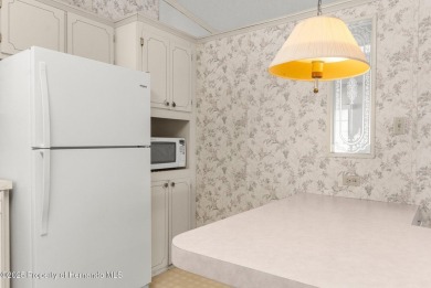 Welcome to this charming 2-BEDROOM, 2-BATHROOM, offering 1,178 on Brookridge Country Club in Florida - for sale on GolfHomes.com, golf home, golf lot