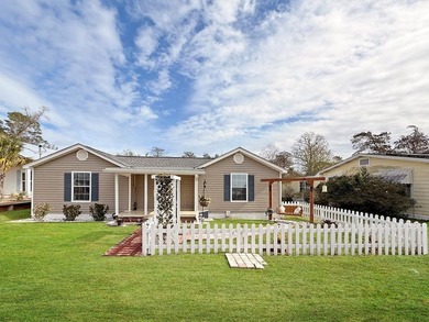 Recently renovated and full of character, this three-bedroom on  in Florida - for sale on GolfHomes.com, golf home, golf lot