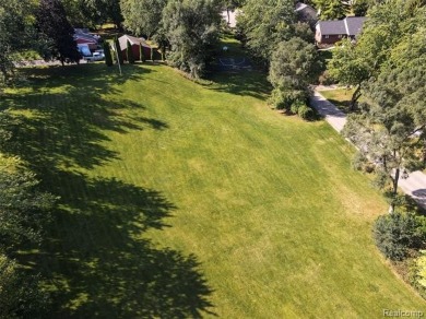 Welcome to 3800 Lakeview in beautiful Shady Beach Heights on Orchard Lake Country Club in Michigan - for sale on GolfHomes.com, golf home, golf lot