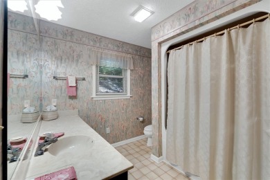 Welcome to this 3 bedroom, 3 bathroom spacious home in the on Keowee Key Golf and Country Club in South Carolina - for sale on GolfHomes.com, golf home, golf lot