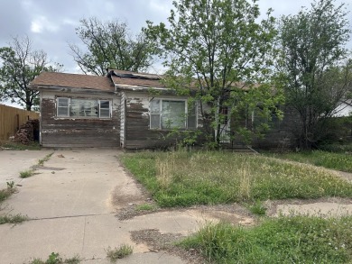 Attention all investors and savvy buyers! This 3 bedroom, 1 on Plainview Country Club in Texas - for sale on GolfHomes.com, golf home, golf lot