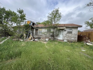 Attention all investors and savvy buyers! This 3 bedroom, 1 on Plainview Country Club in Texas - for sale on GolfHomes.com, golf home, golf lot