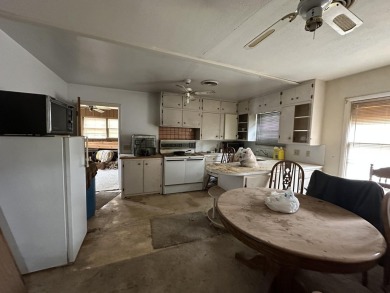 Attention all investors and savvy buyers! This 3 bedroom, 1 on Plainview Country Club in Texas - for sale on GolfHomes.com, golf home, golf lot