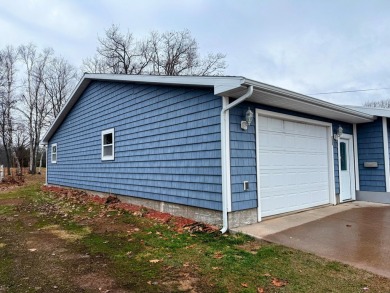 Spacious and beautifully updated duplex featuring 3 bedrooms and on The Oaks At Kincheloe in Michigan - for sale on GolfHomes.com, golf home, golf lot