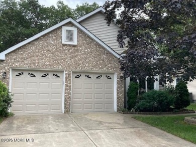 Welcome to Greenbriar Woodlands adult community . This 2 bedroom on Greenbriar Woodlands in New Jersey - for sale on GolfHomes.com, golf home, golf lot
