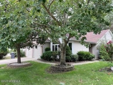 Welcome to Greenbriar Woodlands adult community . This 2 bedroom on Greenbriar Woodlands in New Jersey - for sale on GolfHomes.com, golf home, golf lot