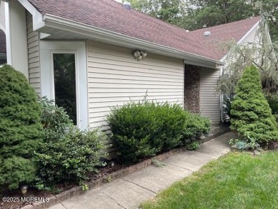 Welcome to Greenbriar Woodlands adult community . This 2 bedroom on Greenbriar Woodlands in New Jersey - for sale on GolfHomes.com, golf home, golf lot