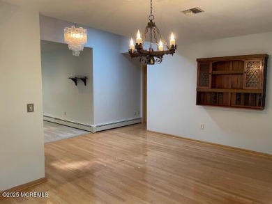 Welcome to Greenbriar Woodlands adult community . This 2 bedroom on Greenbriar Woodlands in New Jersey - for sale on GolfHomes.com, golf home, golf lot