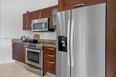 Stunning 2/2 condo in the heart of Aventura! Walk in closets in on Turnberry Isle Resort and Club in Florida - for sale on GolfHomes.com, golf home, golf lot