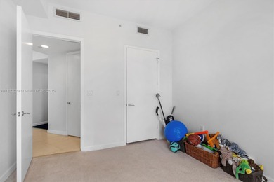 Stunning 2/2 condo in the heart of Aventura! Walk in closets in on Turnberry Isle Resort and Club in Florida - for sale on GolfHomes.com, golf home, golf lot