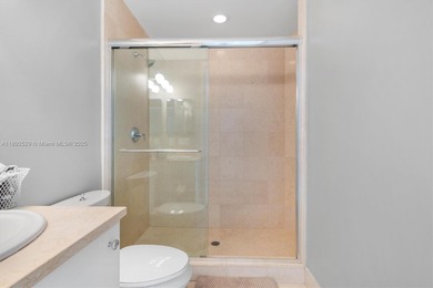 Stunning 2/2 condo in the heart of Aventura! Walk in closets in on Turnberry Isle Resort and Club in Florida - for sale on GolfHomes.com, golf home, golf lot