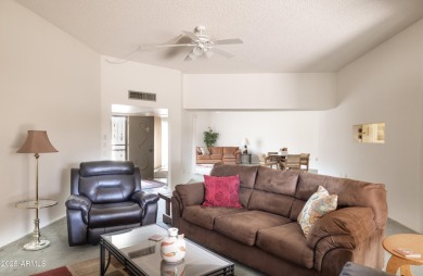 Wonderful patio home in the heart of Sun City a 2-bedroom on Sun City Lakes West and East in Arizona - for sale on GolfHomes.com, golf home, golf lot
