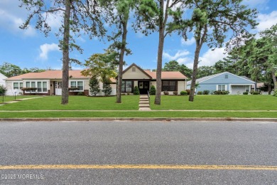 Welcome to this immaculate 2 bedroom, 2 bath Stratford model on Leisure Village West Assoc. in New Jersey - for sale on GolfHomes.com, golf home, golf lot