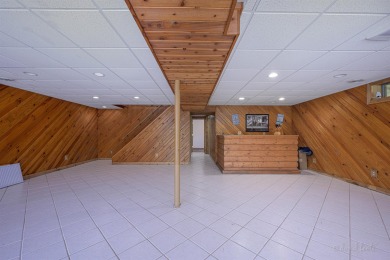 Welcome to the golf lodge! Rustic 4 bed, 2 bath Galena Territory on Eagle Ridge Inn and Resort in Illinois - for sale on GolfHomes.com, golf home, golf lot