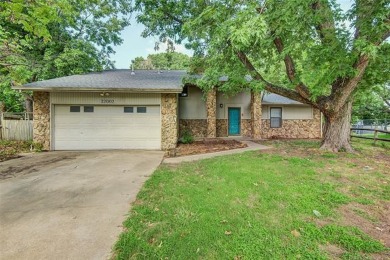 Wonderful cul-de-sac home with amazing views, backing to on Owasso Golf and Athletic Club in Oklahoma - for sale on GolfHomes.com, golf home, golf lot