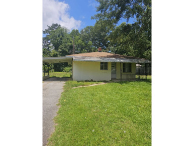 So much potential in this 2 bedroom, 1 bath home.  Roof was new on The Creek Golf Club in South Carolina - for sale on GolfHomes.com, golf home, golf lot